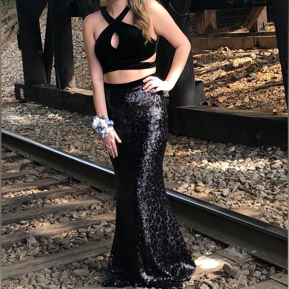 Prom dress only wore once. Like new - Picture 1 of 3